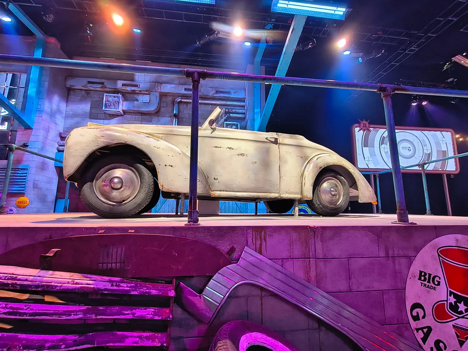 Retro automobil v prostoru Grease: The Immersive Movie Musical v Evolution London.